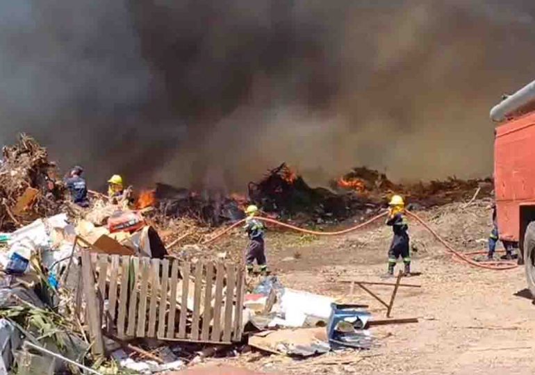 Incendio en muladar municipal de Piriápolis continúa activo