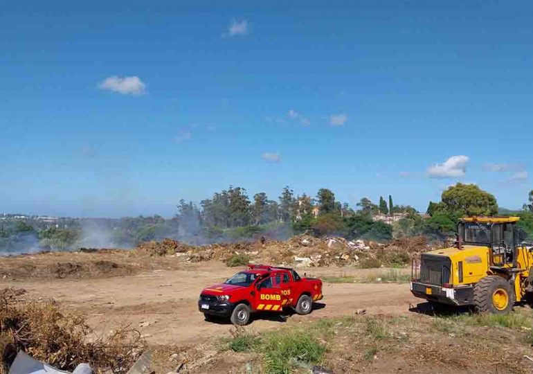 Bomberos siguen trabajando en incendio de vertedero en ruta 37