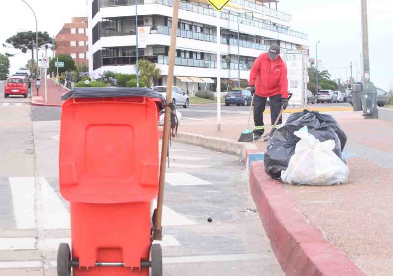 Operativo limpieza: 15 toneladas solo en faja costera de Punta del Este, Maldonado y La Barra fueron levantadas en la madrugada