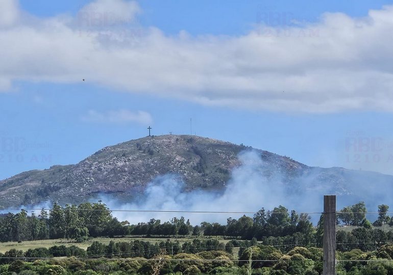 Bomberos trabajan en un incendio en el Cerro Pan de Azúcar