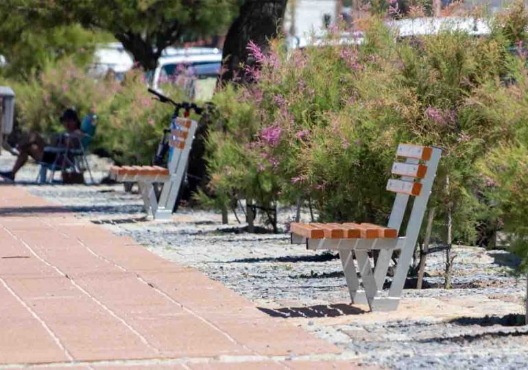 Municipio de Piriápolis renueva la Rambla de los Argentinos con nuevos bancos de madera