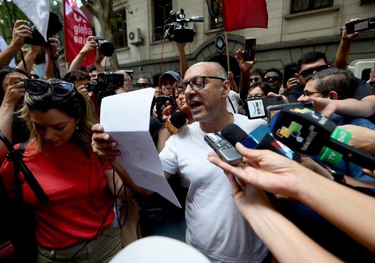 El PIT-CNT se movilizó frente a la Embajada Argentina en apoyo al paro nacional de trabajadores realizado en el vecino país