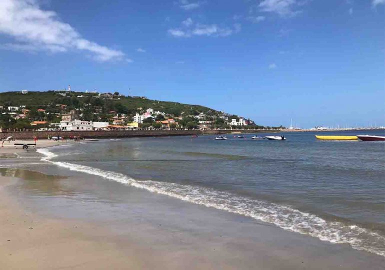 Agua de las playas de Maldonado en buen estado, apta para baño