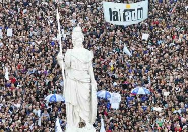 En Argentina, tras la masiva marcha de ayer, el Gobierno aseguró que “no está en la agenda cerrar las universidades”