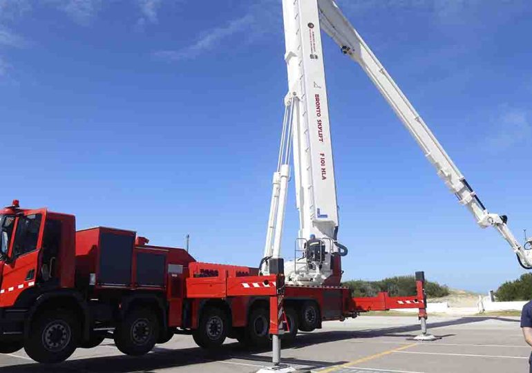 Capacitan a bomberos para operar el camión de combate de incendios en altura