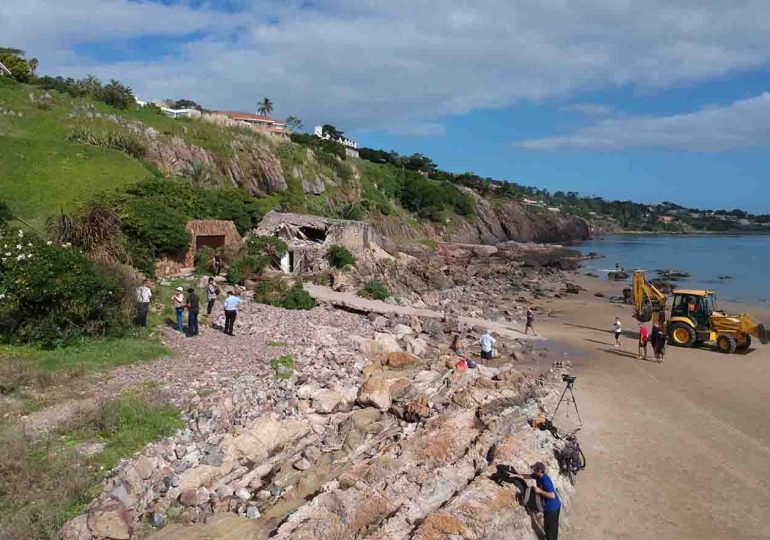 Avanza la recuperación de la costa; desalojo y demolición de casa en Portezuelo