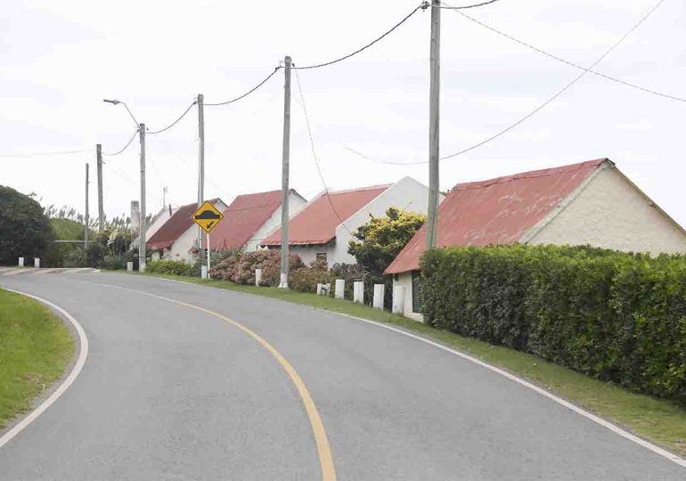 Demolición de los “techos rojos” de Punta Colorada se pospone hasta el regreso del Intendente Antía