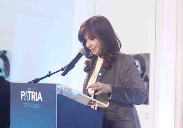 Cristina Kirchner: "Milei debería abandonar la costumbre de hablar tonterías por el mundo"