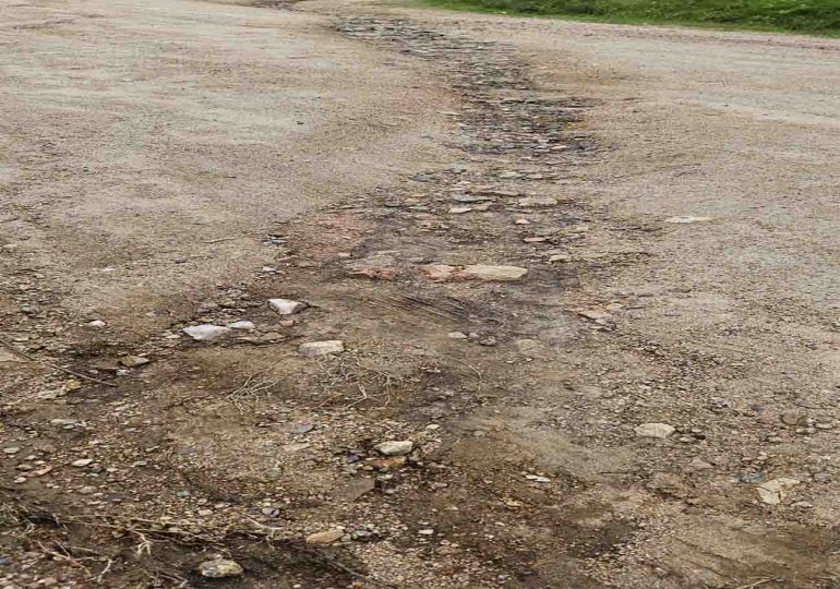 Vecinos de Playa Hermosa reclaman por calles intransitables y falta de alumbrado público