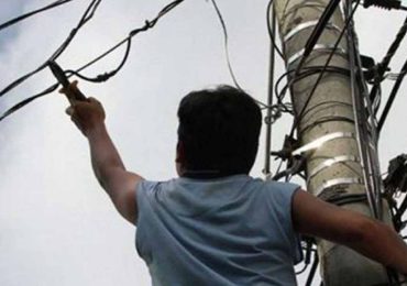 Detuvieron a un hombre cuando hurtaba cables del alumbrado público