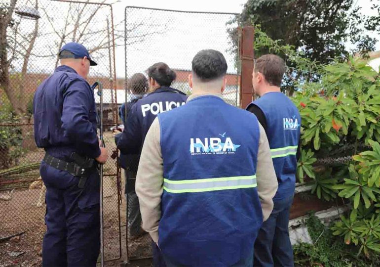 Con la ayuda de la policía INBA rescató 7 perros que habían quedado abandonados tras la muerte de su dueño en Las Piedras