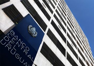 Ahorrar en dólares salió caro: cerca de 6% anual de poder de compra perdido, según el BCU