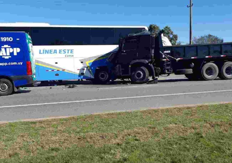 Ocho heridos en choque entre dos ómnibus y un camión en Ruta IB