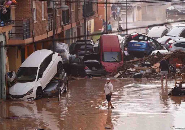 España: continúan labores de rescate y remoción de escombros