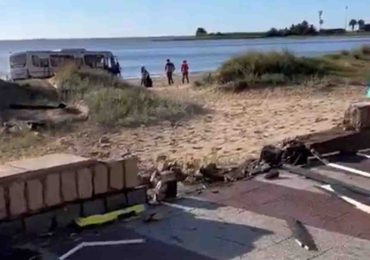 Accidente grave en Pocitos | ómnibus de Cutcsa termina en la playa