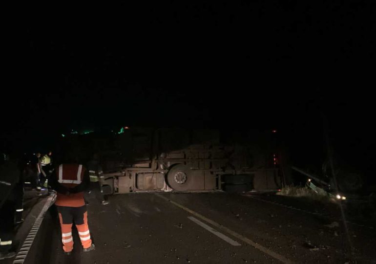 Vuelco de camión en Ruta 5 causa la muerte del conductor