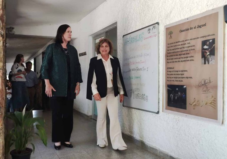 Embajadora de Estados Unidos visita el Centro de Tratamiento de Adicciones El Jagüel