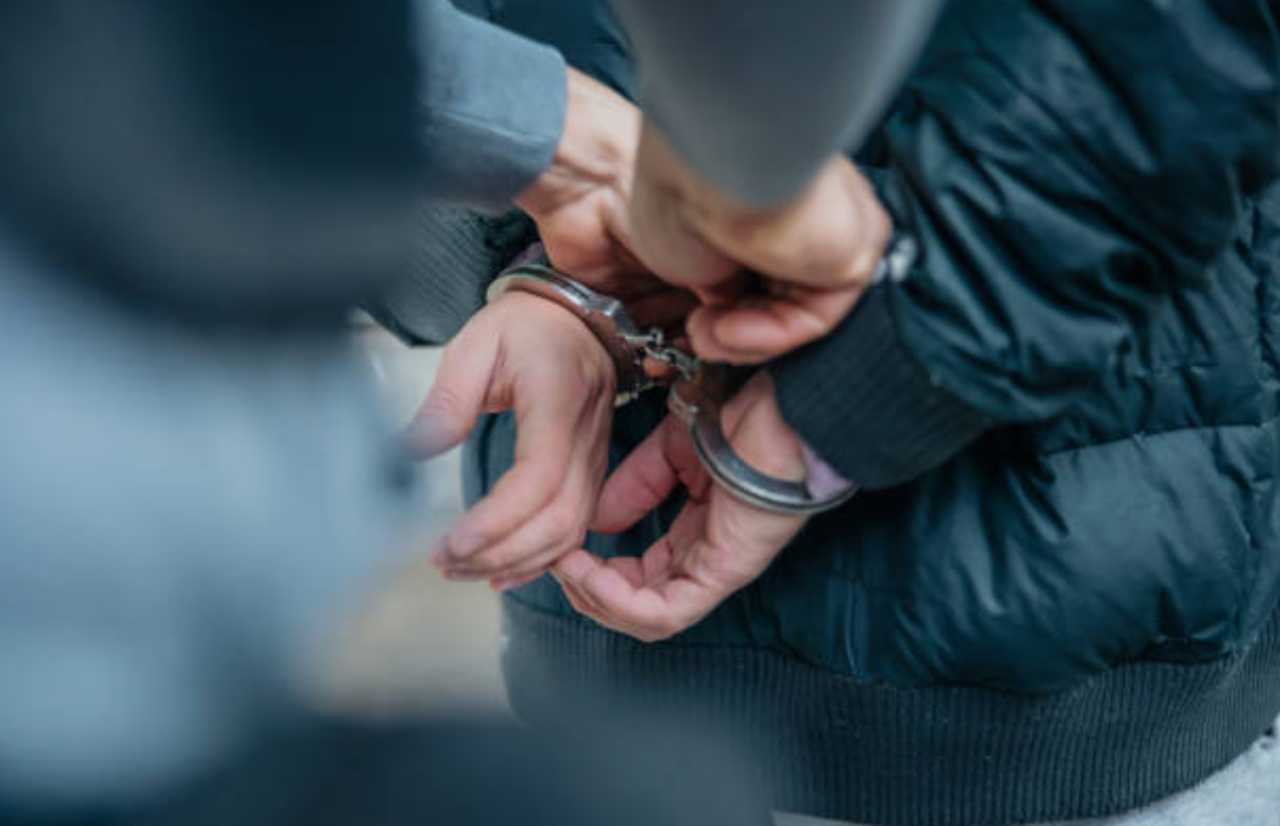 Joven fue a la casa de su expareja pese a restricción y terminó ...