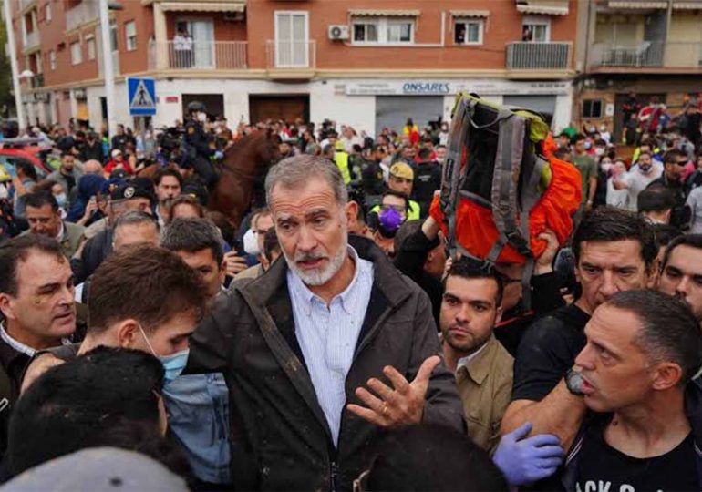 Reyes de España reciben críticas durante visita a zona afectada por la DANA