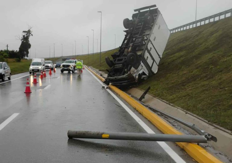 Camión vuelca en Ruta 93 | Un herido con politraumatismos