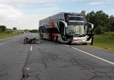 Accidente fatal en Ruta 11: un motociclista pierde la vida tras colisión con ómnibus