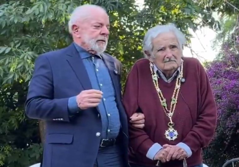 "Pepe" Mujica recibe la Orden Nacional de la Cruz del Sur de mano de Lula da Silva