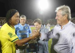 Ronaldinho fue ovacionado en el Estadio Domingo Burgueño Miguel