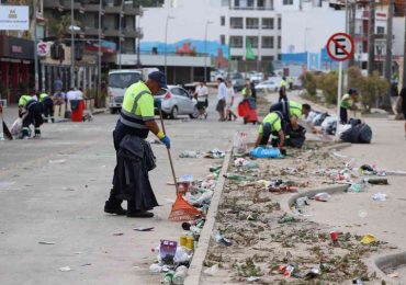 Operativo limpieza deja zona costera limpia en pocas horas luego de festejos de año nuevo