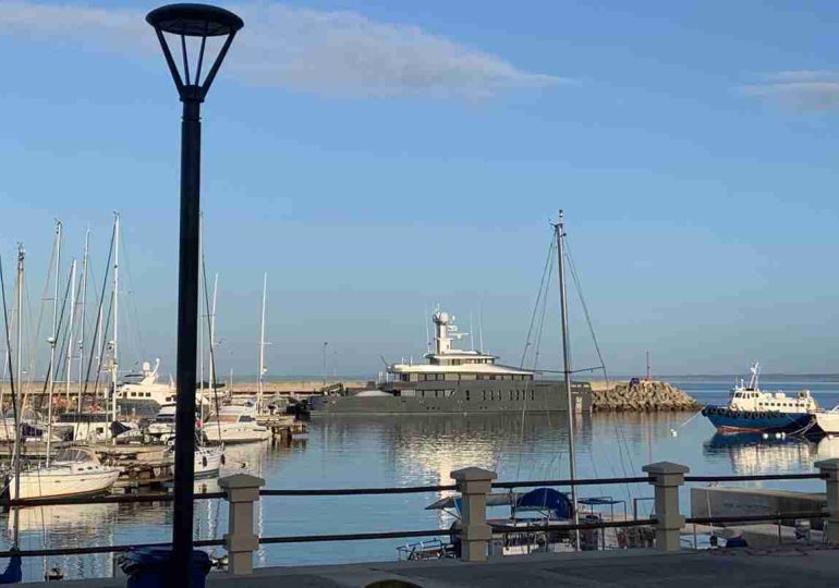 SHINKAI, el lujoso yate que visita el puerto de Piriápolis