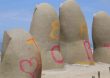 Mujer detenida por Graffitis al monumento “La Mano” en la Playa Brava