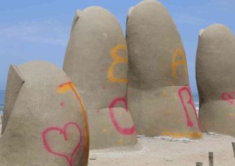 Mujer detenida por Graffitis al monumento “La Mano” en la Playa Brava