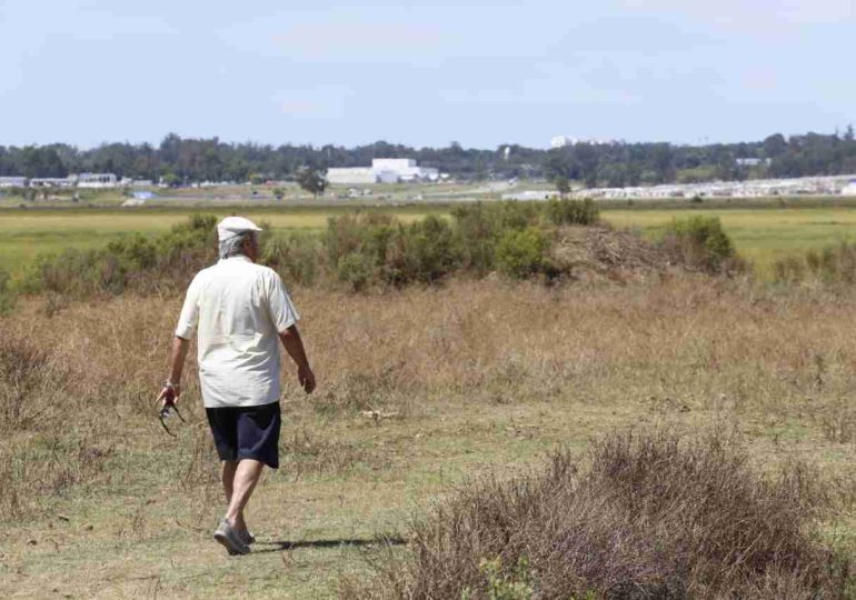 Intendente Antía responde a manifestantes por obras en la zona del humedal