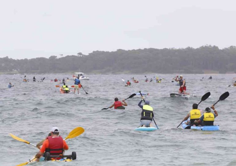 Cientos disfrutaron de la travesía en kayak y paddle surf pese a las condiciones del mar