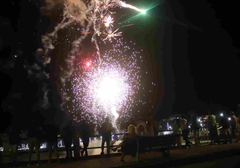 Miles de personas presenciaron la gala de luces de Piriápolis que cerró la temporada