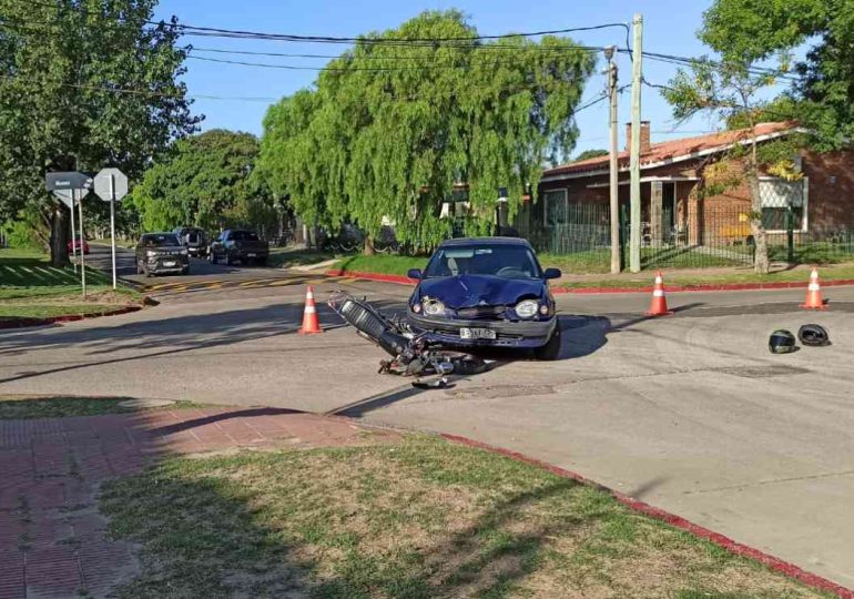 Siniestro de tránsito en Piriápolis: colisión entre auto y moto deja dos lesionados