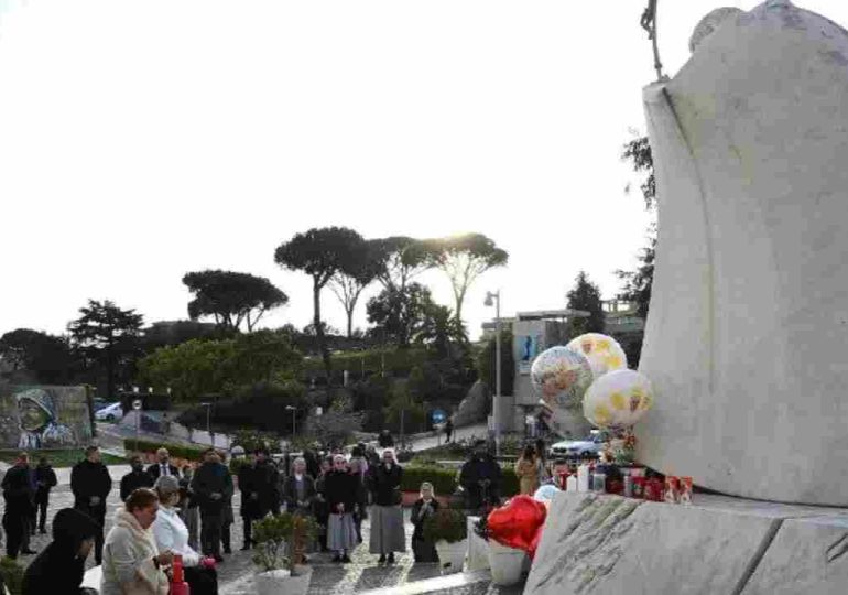 El Papa pasó una décima noche tranquila en el hospital