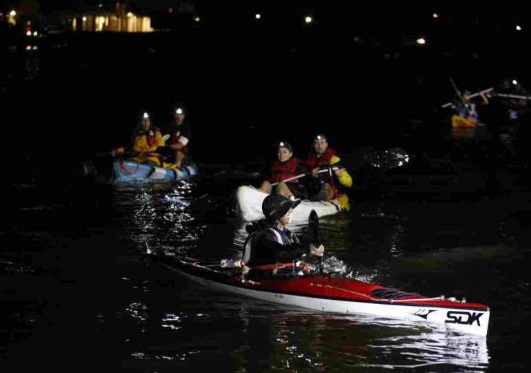 Unas 200 personas participaron de la Travesía en kayak bajo la luna llena