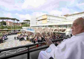 El Papa Francisco reaparece tras más de un mes hospitalizado