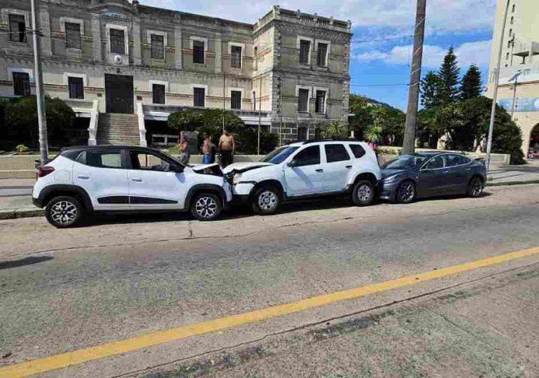 Conductor alcoholizado chocó dos autos estacionados en la Rambla de Piriápolis
