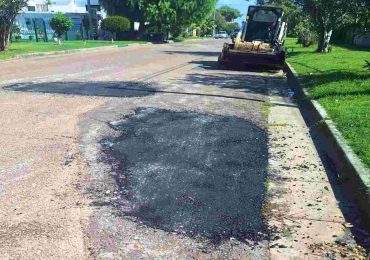 Personal del Municipio de Piriápolis realiza tareas de bacheo y mantenimiento de calles con recursos limitados