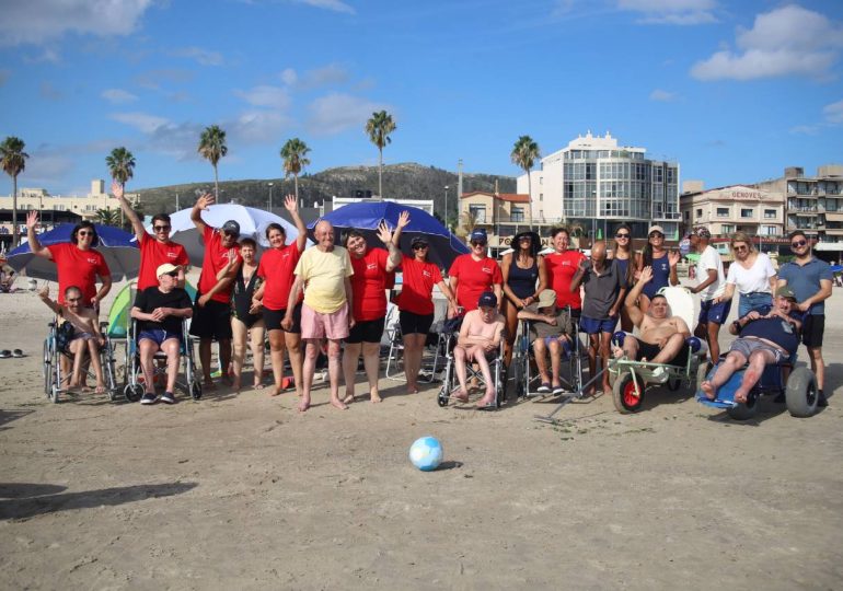 Personas en situación de discapacidad severa de San José disfrutaron en la Playa Accesible de Piriápolis