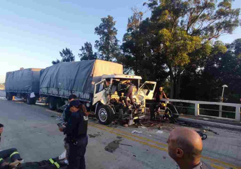 Choque entre dos camiones en el puente del arroyo Solís | un conductor quedó atrapado