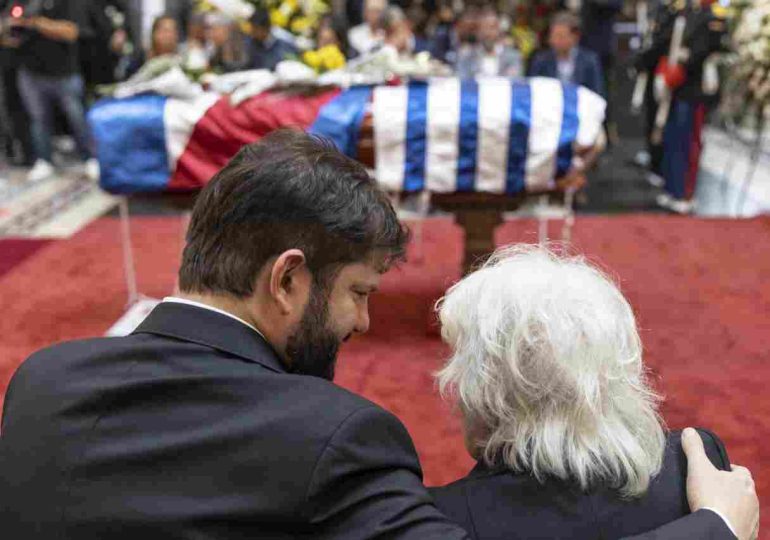 Presidente de Chile, Gabriel Boric, participó en velatorio del expresidente Mujica