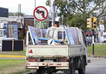 Continúa el retiro de cartelería política en espacios públicos