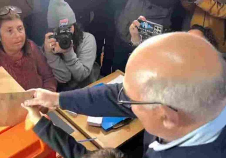 Abella votó y agradeció el trabajo silencioso de su equipo