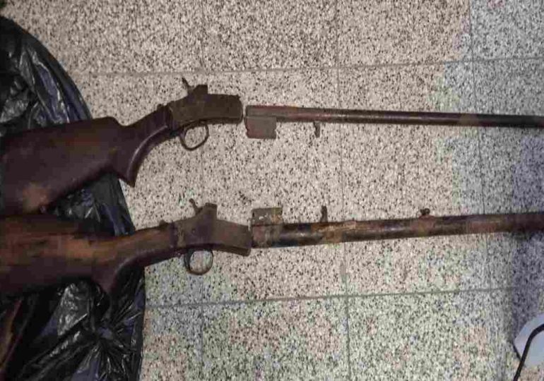 Hallan dos escopetas ocultas durante operativo en Pueblo Obrero