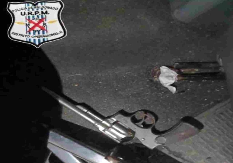 Detenidos tres adultos y un menor con arma en el vehículo
