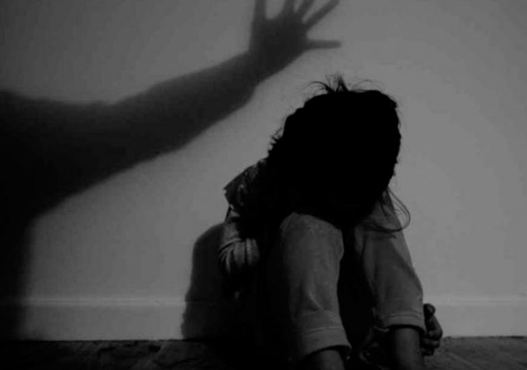 Agredió a su pareja y le fracturó una costilla: fue condenado a prisión y vigilancia electrónica