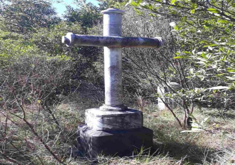 Inauguran la cruz restaurada en memoria de Pancho Piria