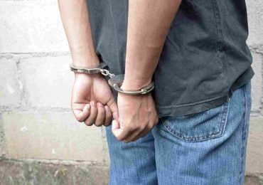 Detenido en moto con drogas y arma en la madrugada